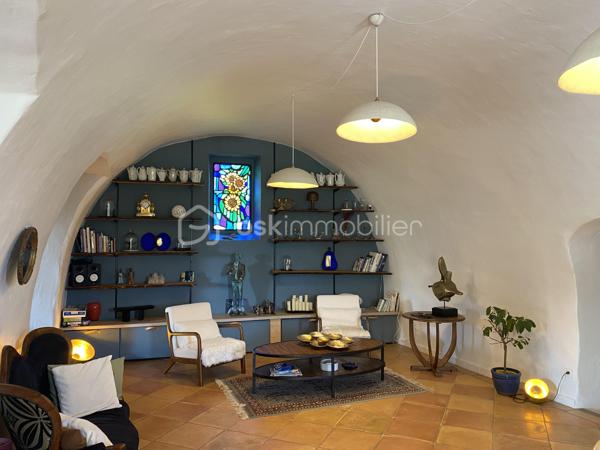 Découvrez cette magnifique bastide en pierre de 220 m², nichée dans un environnement préservé et sans vis-à-vis, au cœur d’un superbe jardin paysager.
Les points essentiels :
Bastide du XVIIIᵉ siècle
220 m² habitables
Terrain paysager d’environ 6 000 m²
5 chambres, dont 1 au rez-de-chaussée
3 salles d’eau
Belle pièce de vie avec salon, salle à manger et cuisine contemporaine équipée
Grande terrasse et piscine
Terrain de boules
Dépendance de 18 m² avec douche et WC : pool house, 6ᵉ chambre ou bureau professionnel
Environnement calme, naturel et à l’abri des regards
20 min de l’aéroport et 30 min de la gare TGV
Un bien rare qui allie le charme de l’ancien, le confort moderne et un cadre de vie exceptionnel.