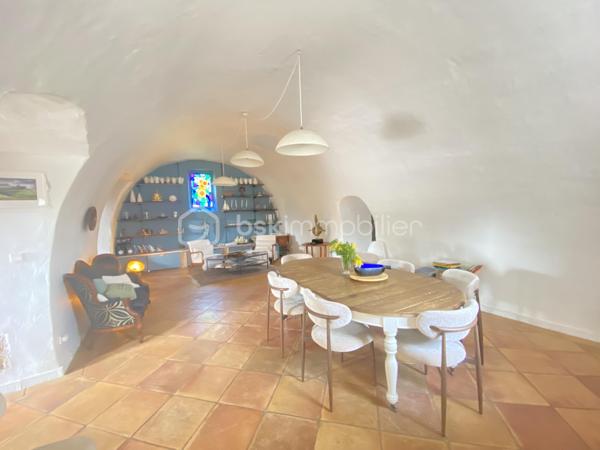 Découvrez cette magnifique bastide en pierre de 220 m², nichée dans un environnement préservé et sans vis-à-vis, au cœur d’un superbe jardin paysager.
Les points essentiels :
Bastide du XVIIIᵉ siècle
220 m² habitables
Terrain paysager d’environ 6 000 m²
5 chambres, dont 1 au rez-de-chaussée
3 salles d’eau
Belle pièce de vie avec salon, salle à manger et cuisine contemporaine équipée
Grande terrasse et piscine
Terrain de boules
Dépendance de 18 m² avec douche et WC : pool house, 6ᵉ chambre ou bureau professionnel
Environnement calme, naturel et à l’abri des regards
20 min de l’aéroport et 30 min de la gare TGV
Un bien rare qui allie le charme de l’ancien, le confort moderne et un cadre de vie exceptionnel.