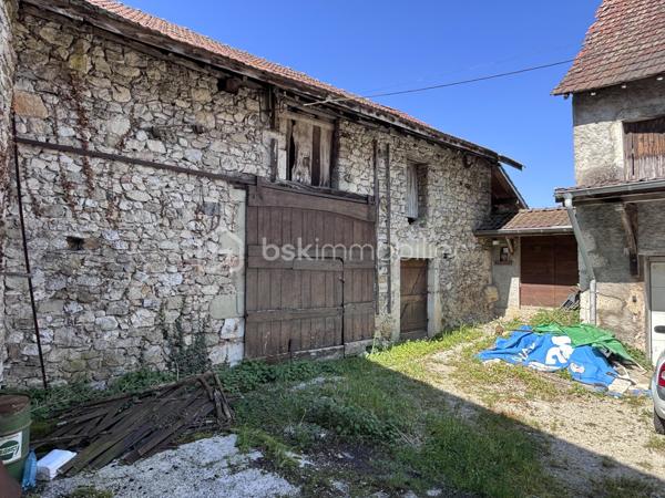 EN EXCLUSIVITE

À seulement 15 minutes de Savoie Technolac, 20 minutes de Chambéry et Aix-les-Bains, venez découvrir cet authentique grange en pierre pleine de charme.

D’une surface exploitable d’environ 120 m² répartis sur 2 niveaux, cet ancien corps de ferme, mitoyen des 2 côtés (non-gênant), bénéficie d'un fort potentiel de rénovation pour créer une habitation unique à votre image.
 
A 3 minutes des lacs de Chevelu, le bien est classé en zone urbaine du PLU offrant un cadre favorable à l'étude d'un projet de réhabilitation.

Vous serez séduit par :
- Son cachet authentique (murs en pierre, volumes généreux)
- Ses nombreuses possibilités d’aménagement
- Sa proximité immédiate des premières commodités et des arrêts de bus ( Chambéry, Yenne, Belley )

Le bien est vendu avec une petite terrasse extérieure exposée ouest et surplombée par la Dent du Chat, sans terrain privatif attenant. 

Idéal pour un projet de résidence principale, secondaire ou investissement sous réserve des autorisations d’urbanisme nécessaires.

À visiter sans tarder pour les amateurs de rénovation et de beaux projets !