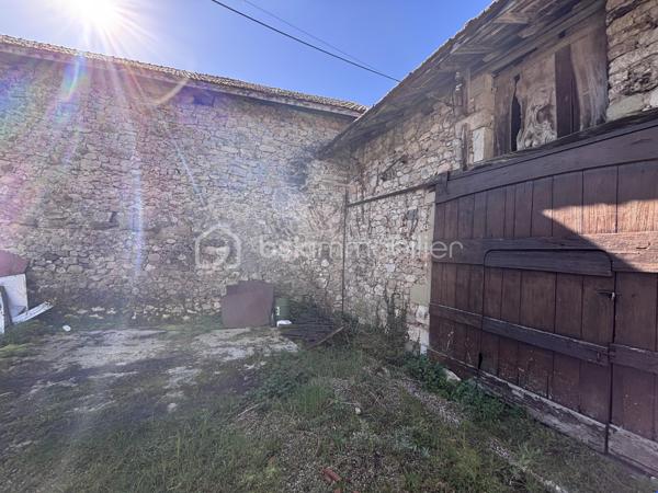 EN EXCLUSIVITE

À seulement 15 minutes de Savoie Technolac, 20 minutes de Chambéry et Aix-les-Bains, venez découvrir cet authentique grange en pierre pleine de charme.

D’une surface exploitable d’environ 120 m² répartis sur 2 niveaux, cet ancien corps de ferme, mitoyen des 2 côtés (non-gênant), bénéficie d'un fort potentiel de rénovation pour créer une habitation unique à votre image.
 
A 3 minutes des lacs de Chevelu, le bien est classé en zone urbaine du PLU offrant un cadre favorable à l'étude d'un projet de réhabilitation.

Vous serez séduit par :
- Son cachet authentique (murs en pierre, volumes généreux)
- Ses nombreuses possibilités d’aménagement
- Sa proximité immédiate des premières commodités et des arrêts de bus ( Chambéry, Yenne, Belley )

Le bien est vendu avec une petite terrasse extérieure exposée ouest et surplombée par la Dent du Chat, sans terrain privatif attenant. 

Idéal pour un projet de résidence principale, secondaire ou investissement sous réserve des autorisations d’urbanisme nécessaires.

À visiter sans tarder pour les amateurs de rénovation et de beaux projets !