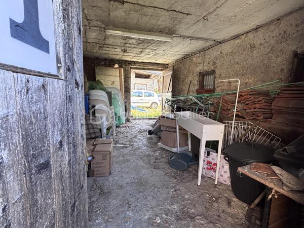 EN EXCLUSIVITE

À seulement 15 minutes de Savoie Technolac, 20 minutes de Chambéry et Aix-les-Bains, venez découvrir cet authentique grange en pierre pleine de charme.

D’une surface exploitable d’environ 120 m² répartis sur 2 niveaux, cet ancien corps de ferme, mitoyen des 2 côtés (non-gênant), bénéficie d'un fort potentiel de rénovation pour créer une habitation unique à votre image.
 
A 3 minutes des lacs de Chevelu, le bien est classé en zone urbaine du PLU offrant un cadre favorable à l'étude d'un projet de réhabilitation.

Vous serez séduit par :
- Son cachet authentique (murs en pierre, volumes généreux)
- Ses nombreuses possibilités d’aménagement
- Sa proximité immédiate des premières commodités et des arrêts de bus ( Chambéry, Yenne, Belley )

Le bien est vendu avec une petite terrasse extérieure exposée ouest et surplombée par la Dent du Chat, sans terrain privatif attenant. 

Idéal pour un projet de résidence principale, secondaire ou investissement sous réserve des autorisations d’urbanisme nécessaires.

À visiter sans tarder pour les amateurs de rénovation et de beaux projets !