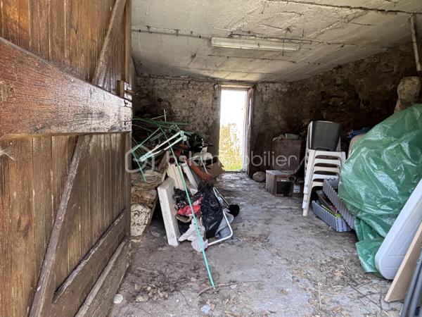 EN EXCLUSIVITE

À seulement 15 minutes de Savoie Technolac, 20 minutes de Chambéry et Aix-les-Bains, venez découvrir cet authentique grange en pierre pleine de charme.

D’une surface exploitable d’environ 120 m² répartis sur 2 niveaux, cet ancien corps de ferme, mitoyen des 2 côtés (non-gênant), bénéficie d'un fort potentiel de rénovation pour créer une habitation unique à votre image.
 
A 3 minutes des lacs de Chevelu, le bien est classé en zone urbaine du PLU offrant un cadre favorable à l'étude d'un projet de réhabilitation.

Vous serez séduit par :
- Son cachet authentique (murs en pierre, volumes généreux)
- Ses nombreuses possibilités d’aménagement
- Sa proximité immédiate des premières commodités et des arrêts de bus ( Chambéry, Yenne, Belley )

Le bien est vendu avec une petite terrasse extérieure exposée ouest et surplombée par la Dent du Chat, sans terrain privatif attenant. 

Idéal pour un projet de résidence principale, secondaire ou investissement sous réserve des autorisations d’urbanisme nécessaires.

À visiter sans tarder pour les amateurs de rénovation et de beaux projets !