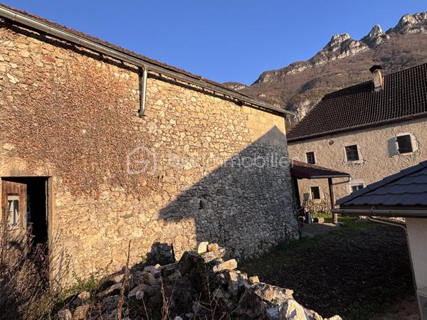 EN EXCLUSIVITE

À seulement 15 minutes de Savoie Technolac, 20 minutes de Chambéry et Aix-les-Bains, venez découvrir cet authentique grange en pierre pleine de charme.

D’une surface exploitable d’environ 120 m² répartis sur 2 niveaux, cet ancien corps de ferme, mitoyen des 2 côtés (non-gênant), bénéficie d'un fort potentiel de rénovation pour créer une habitation unique à votre image.
 
A 3 minutes des lacs de Chevelu, le bien est classé en zone urbaine du PLU offrant un cadre favorable à l'étude d'un projet de réhabilitation.

Vous serez séduit par :
- Son cachet authentique (murs en pierre, volumes généreux)
- Ses nombreuses possibilités d’aménagement
- Sa proximité immédiate des premières commodités et des arrêts de bus ( Chambéry, Yenne, Belley )

Le bien est vendu avec une petite terrasse extérieure exposée ouest et surplombée par la Dent du Chat, sans terrain privatif attenant. 

Idéal pour un projet de résidence principale, secondaire ou investissement sous réserve des autorisations d’urbanisme nécessaires.

À visiter sans tarder pour les amateurs de rénovation et de beaux projets !