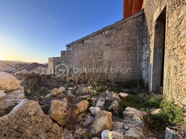 EN EXCLUSIVITE

À seulement 15 minutes de Savoie Technolac, 20 minutes de Chambéry et Aix-les-Bains, venez découvrir cet authentique grange en pierre pleine de charme.

D’une surface exploitable d’environ 120 m² répartis sur 2 niveaux, cet ancien corps de ferme, mitoyen des 2 côtés (non-gênant), bénéficie d'un fort potentiel de rénovation pour créer une habitation unique à votre image.
 
A 3 minutes des lacs de Chevelu, le bien est classé en zone urbaine du PLU offrant un cadre favorable à l'étude d'un projet de réhabilitation.

Vous serez séduit par :
- Son cachet authentique (murs en pierre, volumes généreux)
- Ses nombreuses possibilités d’aménagement
- Sa proximité immédiate des premières commodités et des arrêts de bus ( Chambéry, Yenne, Belley )

Le bien est vendu avec une petite terrasse extérieure exposée ouest et surplombée par la Dent du Chat, sans terrain privatif attenant. 

Idéal pour un projet de résidence principale, secondaire ou investissement sous réserve des autorisations d’urbanisme nécessaires.

À visiter sans tarder pour les amateurs de rénovation et de beaux projets !
