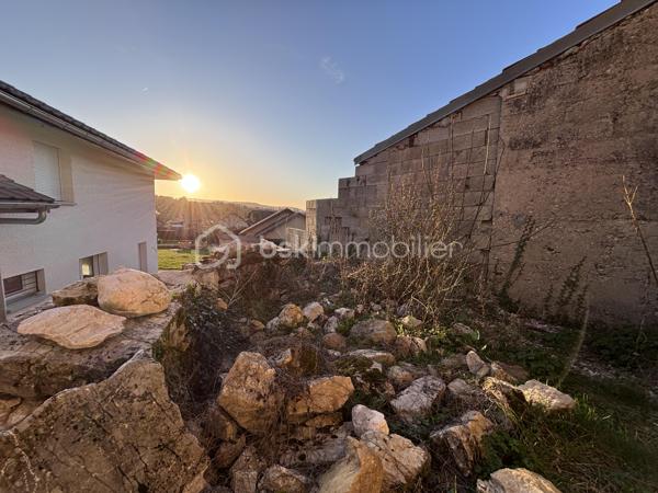 EN EXCLUSIVITE

À seulement 15 minutes de Savoie Technolac, 20 minutes de Chambéry et Aix-les-Bains, venez découvrir cet authentique grange en pierre pleine de charme.

D’une surface exploitable d’environ 120 m² répartis sur 2 niveaux, cet ancien corps de ferme, mitoyen des 2 côtés (non-gênant), bénéficie d'un fort potentiel de rénovation pour créer une habitation unique à votre image.
 
A 3 minutes des lacs de Chevelu, le bien est classé en zone urbaine du PLU offrant un cadre favorable à l'étude d'un projet de réhabilitation.

Vous serez séduit par :
- Son cachet authentique (murs en pierre, volumes généreux)
- Ses nombreuses possibilités d’aménagement
- Sa proximité immédiate des premières commodités et des arrêts de bus ( Chambéry, Yenne, Belley )

Le bien est vendu avec une petite terrasse extérieure exposée ouest et surplombée par la Dent du Chat, sans terrain privatif attenant. 

Idéal pour un projet de résidence principale, secondaire ou investissement sous réserve des autorisations d’urbanisme nécessaires.

À visiter sans tarder pour les amateurs de rénovation et de beaux projets !