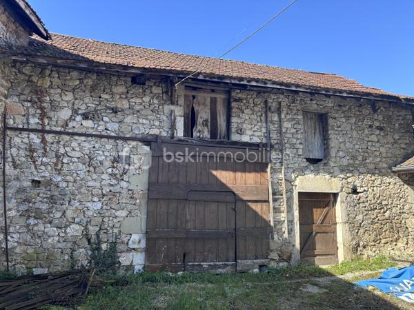 EN EXCLUSIVITE

À seulement 15 minutes de Savoie Technolac, 20 minutes de Chambéry et Aix-les-Bains, venez découvrir cet authentique grange en pierre pleine de charme.

D’une surface exploitable d’environ 120 m² répartis sur 2 niveaux, cet ancien corps de ferme, mitoyen des 2 côtés (non-gênant), bénéficie d'un fort potentiel de rénovation pour créer une habitation unique à votre image.
 
A 3 minutes des lacs de Chevelu, le bien est classé en zone urbaine du PLU offrant un cadre favorable à l'étude d'un projet de réhabilitation.

Vous serez séduit par :
- Son cachet authentique (murs en pierre, volumes généreux)
- Ses nombreuses possibilités d’aménagement
- Sa proximité immédiate des premières commodités et des arrêts de bus ( Chambéry, Yenne, Belley )

Le bien est vendu avec une petite terrasse extérieure exposée ouest et surplombée par la Dent du Chat, sans terrain privatif attenant. 

Idéal pour un projet de résidence principale, secondaire ou investissement sous réserve des autorisations d’urbanisme nécessaires.

À visiter sans tarder pour les amateurs de rénovation et de beaux projets !