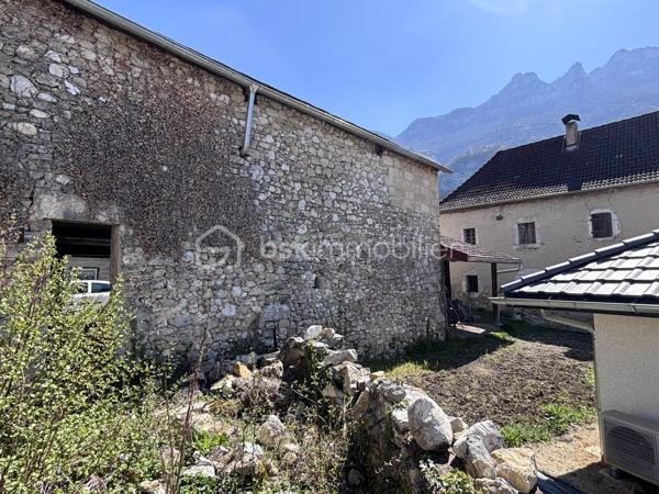 EN EXCLUSIVITE

À seulement 15 minutes de Savoie Technolac, 20 minutes de Chambéry et Aix-les-Bains, venez découvrir cet authentique grange en pierre pleine de charme.

D’une surface exploitable d’environ 120 m² répartis sur 2 niveaux, cet ancien corps de ferme, mitoyen des 2 côtés (non-gênant), bénéficie d'un fort potentiel de rénovation pour créer une habitation unique à votre image.
 
A 3 minutes des lacs de Chevelu, le bien est classé en zone urbaine du PLU offrant un cadre favorable à l'étude d'un projet de réhabilitation.

Vous serez séduit par :
- Son cachet authentique (murs en pierre, volumes généreux)
- Ses nombreuses possibilités d’aménagement
- Sa proximité immédiate des premières commodités et des arrêts de bus ( Chambéry, Yenne, Belley )

Le bien est vendu avec une petite terrasse extérieure exposée ouest et surplombée par la Dent du Chat, sans terrain privatif attenant. 

Idéal pour un projet de résidence principale, secondaire ou investissement sous réserve des autorisations d’urbanisme nécessaires.

À visiter sans tarder pour les amateurs de rénovation et de beaux projets !