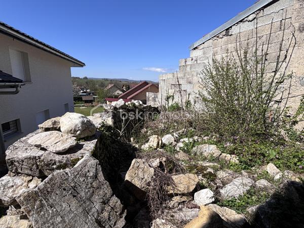 EN EXCLUSIVITE

À seulement 15 minutes de Savoie Technolac, 20 minutes de Chambéry et Aix-les-Bains, venez découvrir cet authentique grange en pierre pleine de charme.

D’une surface exploitable d’environ 120 m² répartis sur 2 niveaux, cet ancien corps de ferme, mitoyen des 2 côtés (non-gênant), bénéficie d'un fort potentiel de rénovation pour créer une habitation unique à votre image.
 
A 3 minutes des lacs de Chevelu, le bien est classé en zone urbaine du PLU offrant un cadre favorable à l'étude d'un projet de réhabilitation.

Vous serez séduit par :
- Son cachet authentique (murs en pierre, volumes généreux)
- Ses nombreuses possibilités d’aménagement
- Sa proximité immédiate des premières commodités et des arrêts de bus ( Chambéry, Yenne, Belley )

Le bien est vendu avec une petite terrasse extérieure exposée ouest et surplombée par la Dent du Chat, sans terrain privatif attenant. 

Idéal pour un projet de résidence principale, secondaire ou investissement sous réserve des autorisations d’urbanisme nécessaires.

À visiter sans tarder pour les amateurs de rénovation et de beaux projets !
