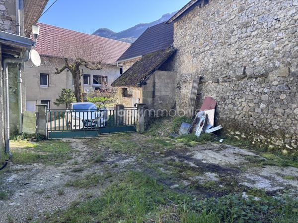 EN EXCLUSIVITE

À seulement 15 minutes de Savoie Technolac, 20 minutes de Chambéry et Aix-les-Bains, venez découvrir cet authentique grange en pierre pleine de charme.

D’une surface exploitable d’environ 120 m² répartis sur 2 niveaux, cet ancien corps de ferme, mitoyen des 2 côtés (non-gênant), bénéficie d'un fort potentiel de rénovation pour créer une habitation unique à votre image.
 
A 3 minutes des lacs de Chevelu, le bien est classé en zone urbaine du PLU offrant un cadre favorable à l'étude d'un projet de réhabilitation.

Vous serez séduit par :
- Son cachet authentique (murs en pierre, volumes généreux)
- Ses nombreuses possibilités d’aménagement
- Sa proximité immédiate des premières commodités et des arrêts de bus ( Chambéry, Yenne, Belley )

Le bien est vendu avec une petite terrasse extérieure exposée ouest et surplombée par la Dent du Chat, sans terrain privatif attenant. 

Idéal pour un projet de résidence principale, secondaire ou investissement sous réserve des autorisations d’urbanisme nécessaires.

À visiter sans tarder pour les amateurs de rénovation et de beaux projets !