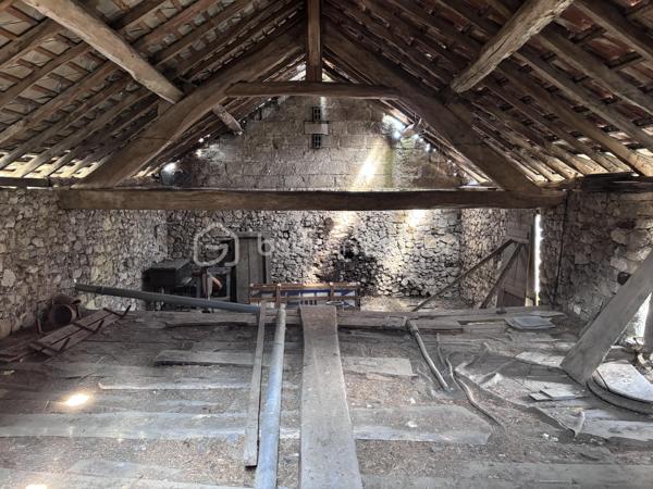 EN EXCLUSIVITE

À seulement 15 minutes de Savoie Technolac, 20 minutes de Chambéry et Aix-les-Bains, venez découvrir cet authentique grange en pierre pleine de charme.

D’une surface exploitable d’environ 120 m² répartis sur 2 niveaux, cet ancien corps de ferme, mitoyen des 2 côtés (non-gênant), bénéficie d'un fort potentiel de rénovation pour créer une habitation unique à votre image.
 
A 3 minutes des lacs de Chevelu, le bien est classé en zone urbaine du PLU offrant un cadre favorable à l'étude d'un projet de réhabilitation.

Vous serez séduit par :
- Son cachet authentique (murs en pierre, volumes généreux)
- Ses nombreuses possibilités d’aménagement
- Sa proximité immédiate des premières commodités et des arrêts de bus ( Chambéry, Yenne, Belley )

Le bien est vendu avec une petite terrasse extérieure exposée ouest et surplombée par la Dent du Chat, sans terrain privatif attenant. 

Idéal pour un projet de résidence principale, secondaire ou investissement sous réserve des autorisations d’urbanisme nécessaires.

À visiter sans tarder pour les amateurs de rénovation et de beaux projets !