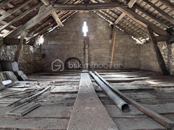 EN EXCLUSIVITE

À seulement 15 minutes de Savoie Technolac, 20 minutes de Chambéry et Aix-les-Bains, venez découvrir cet authentique grange en pierre pleine de charme.

D’une surface exploitable d’environ 120 m² répartis sur 2 niveaux, cet ancien corps de ferme, mitoyen des 2 côtés (non-gênant), bénéficie d'un fort potentiel de rénovation pour créer une habitation unique à votre image.
 
A 3 minutes des lacs de Chevelu, le bien est classé en zone urbaine du PLU offrant un cadre favorable à l'étude d'un projet de réhabilitation.

Vous serez séduit par :
- Son cachet authentique (murs en pierre, volumes généreux)
- Ses nombreuses possibilités d’aménagement
- Sa proximité immédiate des premières commodités et des arrêts de bus ( Chambéry, Yenne, Belley )

Le bien est vendu avec une petite terrasse extérieure exposée ouest et surplombée par la Dent du Chat, sans terrain privatif attenant. 

Idéal pour un projet de résidence principale, secondaire ou investissement sous réserve des autorisations d’urbanisme nécessaires.

À visiter sans tarder pour les amateurs de rénovation et de beaux projets !