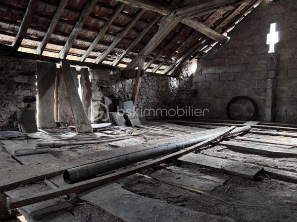 EN EXCLUSIVITE

À seulement 15 minutes de Savoie Technolac, 20 minutes de Chambéry et Aix-les-Bains, venez découvrir cet authentique grange en pierre pleine de charme.

D’une surface exploitable d’environ 120 m² répartis sur 2 niveaux, cet ancien corps de ferme, mitoyen des 2 côtés (non-gênant), bénéficie d'un fort potentiel de rénovation pour créer une habitation unique à votre image.
 
A 3 minutes des lacs de Chevelu, le bien est classé en zone urbaine du PLU offrant un cadre favorable à l'étude d'un projet de réhabilitation.

Vous serez séduit par :
- Son cachet authentique (murs en pierre, volumes généreux)
- Ses nombreuses possibilités d’aménagement
- Sa proximité immédiate des premières commodités et des arrêts de bus ( Chambéry, Yenne, Belley )

Le bien est vendu avec une petite terrasse extérieure exposée ouest et surplombée par la Dent du Chat, sans terrain privatif attenant. 

Idéal pour un projet de résidence principale, secondaire ou investissement sous réserve des autorisations d’urbanisme nécessaires.

À visiter sans tarder pour les amateurs de rénovation et de beaux projets !