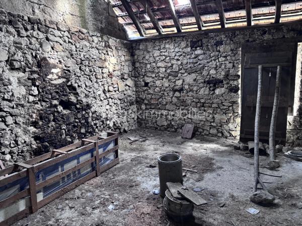 EN EXCLUSIVITE

À seulement 15 minutes de Savoie Technolac, 20 minutes de Chambéry et Aix-les-Bains, venez découvrir cet authentique grange en pierre pleine de charme.

D’une surface exploitable d’environ 120 m² répartis sur 2 niveaux, cet ancien corps de ferme, mitoyen des 2 côtés (non-gênant), bénéficie d'un fort potentiel de rénovation pour créer une habitation unique à votre image.
 
A 3 minutes des lacs de Chevelu, le bien est classé en zone urbaine du PLU offrant un cadre favorable à l'étude d'un projet de réhabilitation.

Vous serez séduit par :
- Son cachet authentique (murs en pierre, volumes généreux)
- Ses nombreuses possibilités d’aménagement
- Sa proximité immédiate des premières commodités et des arrêts de bus ( Chambéry, Yenne, Belley )

Le bien est vendu avec une petite terrasse extérieure exposée ouest et surplombée par la Dent du Chat, sans terrain privatif attenant. 

Idéal pour un projet de résidence principale, secondaire ou investissement sous réserve des autorisations d’urbanisme nécessaires.

À visiter sans tarder pour les amateurs de rénovation et de beaux projets !