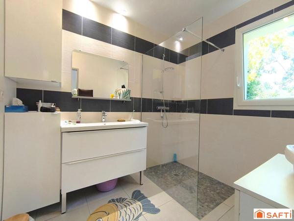 Contemporaine de plain-pied située au calme