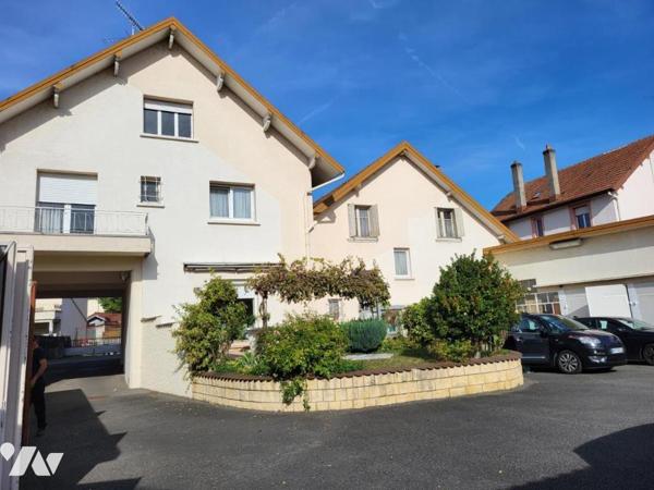 AUDINCOURT - Ensemble immobilier comprenant trois maisons avec dépendances (lots de garages)