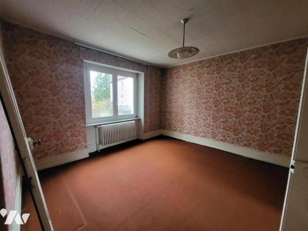 AUDINCOURT - Ensemble immobilier comprenant trois maisons avec dépendances (lots de garages)