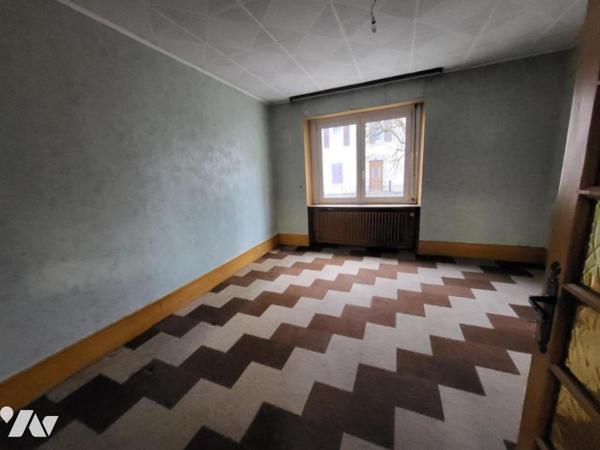 AUDINCOURT - Ensemble immobilier comprenant trois maisons avec dépendances (lots de garages)