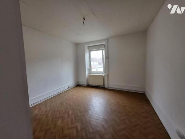 AUDINCOURT - Ensemble immobilier comprenant trois maisons avec dépendances (lots de garages)