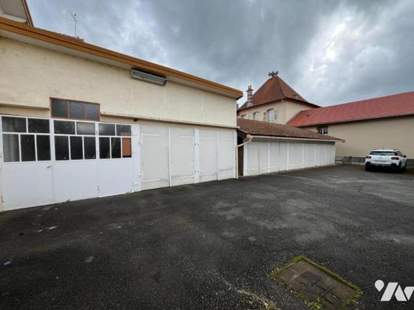 AUDINCOURT - Ensemble immobilier comprenant trois maisons avec dépendances (lots de garages)
