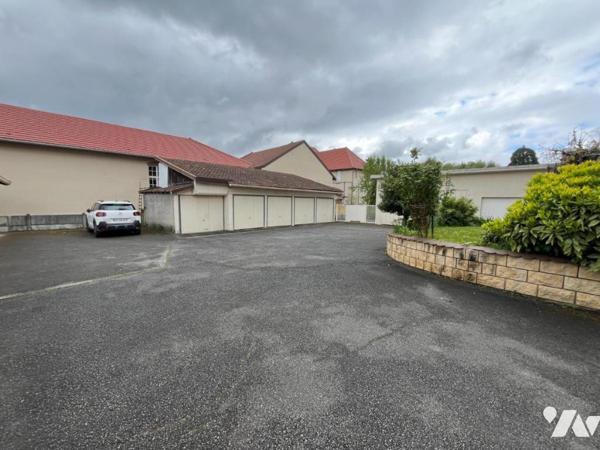 AUDINCOURT - Ensemble immobilier comprenant trois maisons avec dépendances (lots de garages)