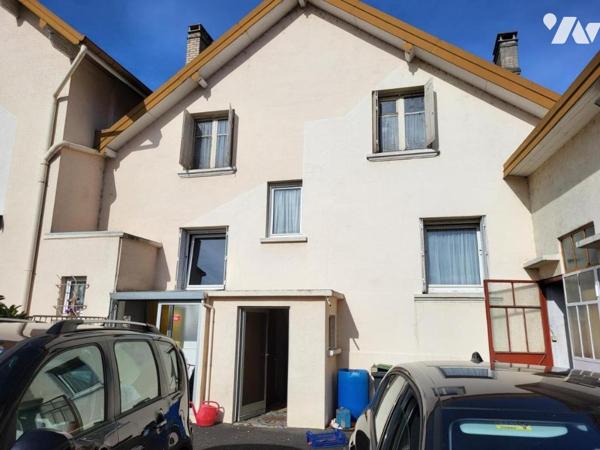 AUDINCOURT - Ensemble immobilier comprenant trois maisons avec dépendances (lots de garages)