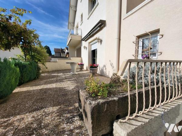 AUDINCOURT - Ensemble immobilier comprenant trois maisons avec dépendances (lots de garages)