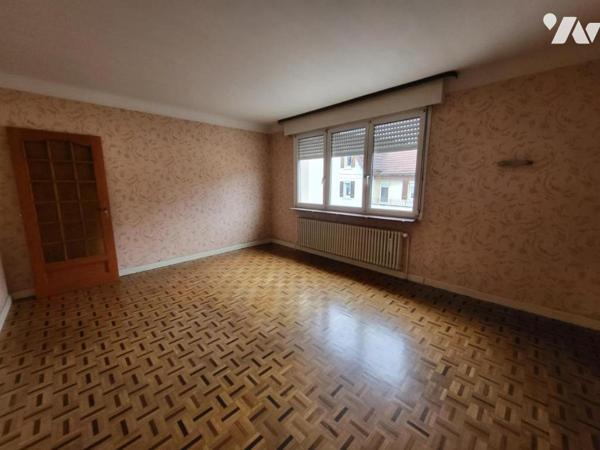 AUDINCOURT - Ensemble immobilier comprenant trois maisons avec dépendances (lots de garages)