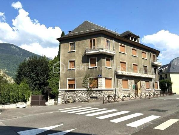 Laissez-vous séduire par ce spacieux T3 de 90 m², alliant confort, luminosité et emplacement privilégié !

Idéalement situé à deux pas du centre-ville et de toutes les commodités, cet appartement de 90 m² en rez-de-chaussée vous offre un cadre de vie pratique et agréable au sein d'une copropriété à faibles charges.

Dès l'entrée, vous serez conquis par ses volumes généreux et sa belle luminosité. La grande cuisine entièrement équipée constitue un véritable espace de convivialité, tandis que le vaste séjour, baigné de lumière naturelle, invite à la détente et aux moments de partage.

L'espace nuit se compose de deux belles chambres, spacieuses, fonctionnelles et lumineuses, offrant tout le confort nécessaire pour accueillir une famille, un couple ou aménager un espace de télétravail.

Une salle d'eau avec WC, un chauffage électrique, deux caves pour vos rangements ainsi qu'un parking commun viennent compléter les prestations de ce bien.

Son emplacement stratégique et son accessibilité en rez-de-chaussée en font également une excellente opportunité pour l'installation d'une profession libérale (cabinet médical, paramédical, bureau...).

Les atouts qui feront la différence :
Emplacement recherché, à proximité immédiate des commerces, écoles et transports.
Beaux volumes et excellente luminosité.
Grande cuisine équipée.
Séjour spacieux et chaleureux.
Deux chambres confortables.
Deux caves.
Parking commun.
Copropriété à faibles charges.
Idéal pour une résidence principale ou une activité professionnelle.