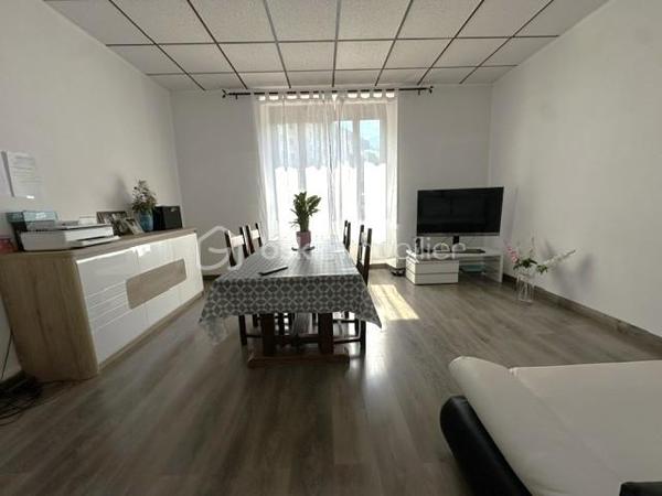 Laissez-vous séduire par ce spacieux T3 de 90 m², alliant confort, luminosité et emplacement privilégié !

Idéalement situé à deux pas du centre-ville et de toutes les commodités, cet appartement de 90 m² en rez-de-chaussée vous offre un cadre de vie pratique et agréable au sein d'une copropriété à faibles charges.

Dès l'entrée, vous serez conquis par ses volumes généreux et sa belle luminosité. La grande cuisine entièrement équipée constitue un véritable espace de convivialité, tandis que le vaste séjour, baigné de lumière naturelle, invite à la détente et aux moments de partage.

L'espace nuit se compose de deux belles chambres, spacieuses, fonctionnelles et lumineuses, offrant tout le confort nécessaire pour accueillir une famille, un couple ou aménager un espace de télétravail.

Une salle d'eau avec WC, un chauffage électrique, deux caves pour vos rangements ainsi qu'un parking commun viennent compléter les prestations de ce bien.

Son emplacement stratégique et son accessibilité en rez-de-chaussée en font également une excellente opportunité pour l'installation d'une profession libérale (cabinet médical, paramédical, bureau...).

Les atouts qui feront la différence :
Emplacement recherché, à proximité immédiate des commerces, écoles et transports.
Beaux volumes et excellente luminosité.
Grande cuisine équipée.
Séjour spacieux et chaleureux.
Deux chambres confortables.
Deux caves.
Parking commun.
Copropriété à faibles charges.
Idéal pour une résidence principale ou une activité professionnelle.