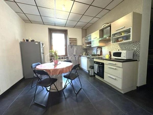 Laissez-vous séduire par ce spacieux T3 de 90 m², alliant confort, luminosité et emplacement privilégié !

Idéalement situé à deux pas du centre-ville et de toutes les commodités, cet appartement de 90 m² en rez-de-chaussée vous offre un cadre de vie pratique et agréable au sein d'une copropriété à faibles charges.

Dès l'entrée, vous serez conquis par ses volumes généreux et sa belle luminosité. La grande cuisine entièrement équipée constitue un véritable espace de convivialité, tandis que le vaste séjour, baigné de lumière naturelle, invite à la détente et aux moments de partage.

L'espace nuit se compose de deux belles chambres, spacieuses, fonctionnelles et lumineuses, offrant tout le confort nécessaire pour accueillir une famille, un couple ou aménager un espace de télétravail.

Une salle d'eau avec WC, un chauffage électrique, deux caves pour vos rangements ainsi qu'un parking commun viennent compléter les prestations de ce bien.

Son emplacement stratégique et son accessibilité en rez-de-chaussée en font également une excellente opportunité pour l'installation d'une profession libérale (cabinet médical, paramédical, bureau...).

Les atouts qui feront la différence :
Emplacement recherché, à proximité immédiate des commerces, écoles et transports.
Beaux volumes et excellente luminosité.
Grande cuisine équipée.
Séjour spacieux et chaleureux.
Deux chambres confortables.
Deux caves.
Parking commun.
Copropriété à faibles charges.
Idéal pour une résidence principale ou une activité professionnelle.