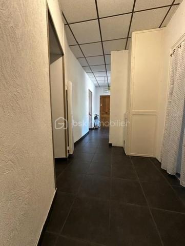 Laissez-vous séduire par ce spacieux T3 de 90 m², alliant confort, luminosité et emplacement privilégié !

Idéalement situé à deux pas du centre-ville et de toutes les commodités, cet appartement de 90 m² en rez-de-chaussée vous offre un cadre de vie pratique et agréable au sein d'une copropriété à faibles charges.

Dès l'entrée, vous serez conquis par ses volumes généreux et sa belle luminosité. La grande cuisine entièrement équipée constitue un véritable espace de convivialité, tandis que le vaste séjour, baigné de lumière naturelle, invite à la détente et aux moments de partage.

L'espace nuit se compose de deux belles chambres, spacieuses, fonctionnelles et lumineuses, offrant tout le confort nécessaire pour accueillir une famille, un couple ou aménager un espace de télétravail.

Une salle d'eau avec WC, un chauffage électrique, deux caves pour vos rangements ainsi qu'un parking commun viennent compléter les prestations de ce bien.

Son emplacement stratégique et son accessibilité en rez-de-chaussée en font également une excellente opportunité pour l'installation d'une profession libérale (cabinet médical, paramédical, bureau...).

Les atouts qui feront la différence :
Emplacement recherché, à proximité immédiate des commerces, écoles et transports.
Beaux volumes et excellente luminosité.
Grande cuisine équipée.
Séjour spacieux et chaleureux.
Deux chambres confortables.
Deux caves.
Parking commun.
Copropriété à faibles charges.
Idéal pour une résidence principale ou une activité professionnelle.
