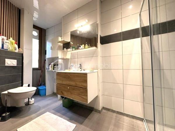Laissez-vous séduire par ce spacieux T3 de 90 m², alliant confort, luminosité et emplacement privilégié !

Idéalement situé à deux pas du centre-ville et de toutes les commodités, cet appartement de 90 m² en rez-de-chaussée vous offre un cadre de vie pratique et agréable au sein d'une copropriété à faibles charges.

Dès l'entrée, vous serez conquis par ses volumes généreux et sa belle luminosité. La grande cuisine entièrement équipée constitue un véritable espace de convivialité, tandis que le vaste séjour, baigné de lumière naturelle, invite à la détente et aux moments de partage.

L'espace nuit se compose de deux belles chambres, spacieuses, fonctionnelles et lumineuses, offrant tout le confort nécessaire pour accueillir une famille, un couple ou aménager un espace de télétravail.

Une salle d'eau avec WC, un chauffage électrique, deux caves pour vos rangements ainsi qu'un parking commun viennent compléter les prestations de ce bien.

Son emplacement stratégique et son accessibilité en rez-de-chaussée en font également une excellente opportunité pour l'installation d'une profession libérale (cabinet médical, paramédical, bureau...).

Les atouts qui feront la différence :
Emplacement recherché, à proximité immédiate des commerces, écoles et transports.
Beaux volumes et excellente luminosité.
Grande cuisine équipée.
Séjour spacieux et chaleureux.
Deux chambres confortables.
Deux caves.
Parking commun.
Copropriété à faibles charges.
Idéal pour une résidence principale ou une activité professionnelle.