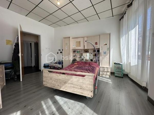 Laissez-vous séduire par ce spacieux T3 de 90 m², alliant confort, luminosité et emplacement privilégié !

Idéalement situé à deux pas du centre-ville et de toutes les commodités, cet appartement de 90 m² en rez-de-chaussée vous offre un cadre de vie pratique et agréable au sein d'une copropriété à faibles charges.

Dès l'entrée, vous serez conquis par ses volumes généreux et sa belle luminosité. La grande cuisine entièrement équipée constitue un véritable espace de convivialité, tandis que le vaste séjour, baigné de lumière naturelle, invite à la détente et aux moments de partage.

L'espace nuit se compose de deux belles chambres, spacieuses, fonctionnelles et lumineuses, offrant tout le confort nécessaire pour accueillir une famille, un couple ou aménager un espace de télétravail.

Une salle d'eau avec WC, un chauffage électrique, deux caves pour vos rangements ainsi qu'un parking commun viennent compléter les prestations de ce bien.

Son emplacement stratégique et son accessibilité en rez-de-chaussée en font également une excellente opportunité pour l'installation d'une profession libérale (cabinet médical, paramédical, bureau...).

Les atouts qui feront la différence :
Emplacement recherché, à proximité immédiate des commerces, écoles et transports.
Beaux volumes et excellente luminosité.
Grande cuisine équipée.
Séjour spacieux et chaleureux.
Deux chambres confortables.
Deux caves.
Parking commun.
Copropriété à faibles charges.
Idéal pour une résidence principale ou une activité professionnelle.