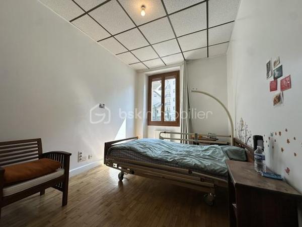 Laissez-vous séduire par ce spacieux T3 de 90 m², alliant confort, luminosité et emplacement privilégié !

Idéalement situé à deux pas du centre-ville et de toutes les commodités, cet appartement de 90 m² en rez-de-chaussée vous offre un cadre de vie pratique et agréable au sein d'une copropriété à faibles charges.

Dès l'entrée, vous serez conquis par ses volumes généreux et sa belle luminosité. La grande cuisine entièrement équipée constitue un véritable espace de convivialité, tandis que le vaste séjour, baigné de lumière naturelle, invite à la détente et aux moments de partage.

L'espace nuit se compose de deux belles chambres, spacieuses, fonctionnelles et lumineuses, offrant tout le confort nécessaire pour accueillir une famille, un couple ou aménager un espace de télétravail.

Une salle d'eau avec WC, un chauffage électrique, deux caves pour vos rangements ainsi qu'un parking commun viennent compléter les prestations de ce bien.

Son emplacement stratégique et son accessibilité en rez-de-chaussée en font également une excellente opportunité pour l'installation d'une profession libérale (cabinet médical, paramédical, bureau...).

Les atouts qui feront la différence :
Emplacement recherché, à proximité immédiate des commerces, écoles et transports.
Beaux volumes et excellente luminosité.
Grande cuisine équipée.
Séjour spacieux et chaleureux.
Deux chambres confortables.
Deux caves.
Parking commun.
Copropriété à faibles charges.
Idéal pour une résidence principale ou une activité professionnelle.