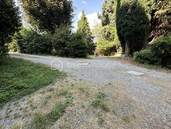 Laissez-vous séduire par ce spacieux T3 de 90 m², alliant confort, luminosité et emplacement privilégié !

Idéalement situé à deux pas du centre-ville et de toutes les commodités, cet appartement de 90 m² en rez-de-chaussée vous offre un cadre de vie pratique et agréable au sein d'une copropriété à faibles charges.

Dès l'entrée, vous serez conquis par ses volumes généreux et sa belle luminosité. La grande cuisine entièrement équipée constitue un véritable espace de convivialité, tandis que le vaste séjour, baigné de lumière naturelle, invite à la détente et aux moments de partage.

L'espace nuit se compose de deux belles chambres, spacieuses, fonctionnelles et lumineuses, offrant tout le confort nécessaire pour accueillir une famille, un couple ou aménager un espace de télétravail.

Une salle d'eau avec WC, un chauffage électrique, deux caves pour vos rangements ainsi qu'un parking commun viennent compléter les prestations de ce bien.

Son emplacement stratégique et son accessibilité en rez-de-chaussée en font également une excellente opportunité pour l'installation d'une profession libérale (cabinet médical, paramédical, bureau...).

Les atouts qui feront la différence :
Emplacement recherché, à proximité immédiate des commerces, écoles et transports.
Beaux volumes et excellente luminosité.
Grande cuisine équipée.
Séjour spacieux et chaleureux.
Deux chambres confortables.
Deux caves.
Parking commun.
Copropriété à faibles charges.
Idéal pour une résidence principale ou une activité professionnelle.