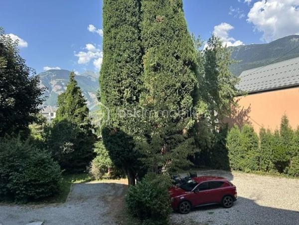 Laissez-vous séduire par ce spacieux T3 de 90 m², alliant confort, luminosité et emplacement privilégié !

Idéalement situé à deux pas du centre-ville et de toutes les commodités, cet appartement de 90 m² en rez-de-chaussée vous offre un cadre de vie pratique et agréable au sein d'une copropriété à faibles charges.

Dès l'entrée, vous serez conquis par ses volumes généreux et sa belle luminosité. La grande cuisine entièrement équipée constitue un véritable espace de convivialité, tandis que le vaste séjour, baigné de lumière naturelle, invite à la détente et aux moments de partage.

L'espace nuit se compose de deux belles chambres, spacieuses, fonctionnelles et lumineuses, offrant tout le confort nécessaire pour accueillir une famille, un couple ou aménager un espace de télétravail.

Une salle d'eau avec WC, un chauffage électrique, deux caves pour vos rangements ainsi qu'un parking commun viennent compléter les prestations de ce bien.

Son emplacement stratégique et son accessibilité en rez-de-chaussée en font également une excellente opportunité pour l'installation d'une profession libérale (cabinet médical, paramédical, bureau...).

Les atouts qui feront la différence :
Emplacement recherché, à proximité immédiate des commerces, écoles et transports.
Beaux volumes et excellente luminosité.
Grande cuisine équipée.
Séjour spacieux et chaleureux.
Deux chambres confortables.
Deux caves.
Parking commun.
Copropriété à faibles charges.
Idéal pour une résidence principale ou une activité professionnelle.