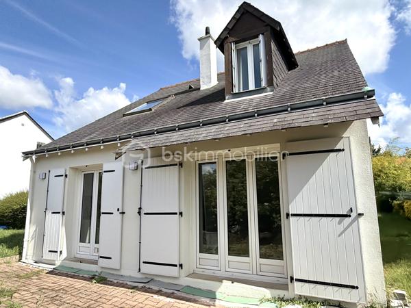 Vous recherchez une maison familiale de cinq chambres avec garage, à aménager selon vos goûts et à sublimer, proche du centre-ville? Cette maison située dans le quartier Sainte-Radegonde pourrait correspondre à votre recherche ! 
Au rez-de-chaussée : une cuisine aménagée et équipée d'un four, d'une hotte et d'une plaque de cuisson électrique, un salon/séjour donnant tous deux sur la terrasse, un grand dégagement desservant deux chambres, une salle de bains, un WC et un accès au cellier/buanderie et au garage. 
À l'étage : un palier avec rangements distribue trois grandes chambres ainsi qu'une salle d'eau avec WC. 
Huisseries double vitrage, chaudière gaz à condensation avec programmateur. 
Parcelle clôturée de 548 m2 avec possibilité de stationnement. Une visite s'impose... contactez-moi pour plus d'informations !