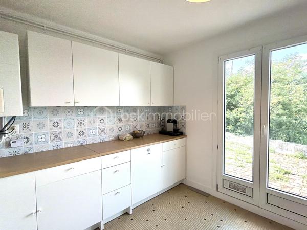 Vous recherchez une maison familiale de cinq chambres avec garage, à aménager selon vos goûts et à sublimer, proche du centre-ville? Cette maison située dans le quartier Sainte-Radegonde pourrait correspondre à votre recherche ! 
Au rez-de-chaussée : une cuisine aménagée et équipée d'un four, d'une hotte et d'une plaque de cuisson électrique, un salon/séjour donnant tous deux sur la terrasse, un grand dégagement desservant deux chambres, une salle de bains, un WC et un accès au cellier/buanderie et au garage. 
À l'étage : un palier avec rangements distribue trois grandes chambres ainsi qu'une salle d'eau avec WC. 
Huisseries double vitrage, chaudière gaz à condensation avec programmateur. 
Parcelle clôturée de 548 m2 avec possibilité de stationnement. Une visite s'impose... contactez-moi pour plus d'informations !
