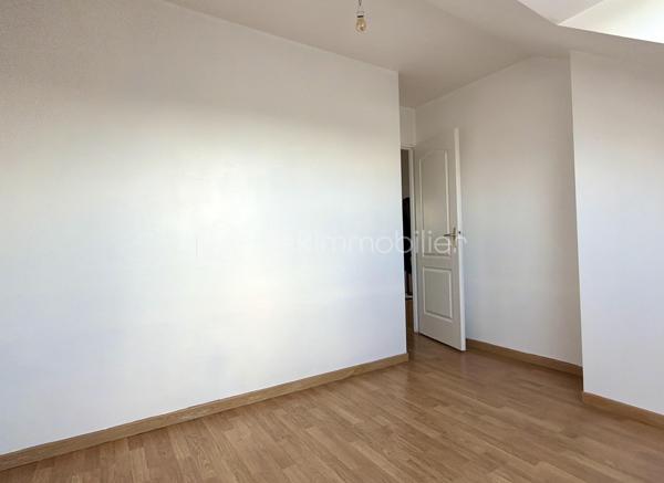 Vous recherchez une maison familiale de cinq chambres avec garage, à aménager selon vos goûts et à sublimer, proche du centre-ville? Cette maison située dans le quartier Sainte-Radegonde pourrait correspondre à votre recherche ! 
Au rez-de-chaussée : une cuisine aménagée et équipée d'un four, d'une hotte et d'une plaque de cuisson électrique, un salon/séjour donnant tous deux sur la terrasse, un grand dégagement desservant deux chambres, une salle de bains, un WC et un accès au cellier/buanderie et au garage. 
À l'étage : un palier avec rangements distribue trois grandes chambres ainsi qu'une salle d'eau avec WC. 
Huisseries double vitrage, chaudière gaz à condensation avec programmateur. 
Parcelle clôturée de 548 m2 avec possibilité de stationnement. Une visite s'impose... contactez-moi pour plus d'informations !