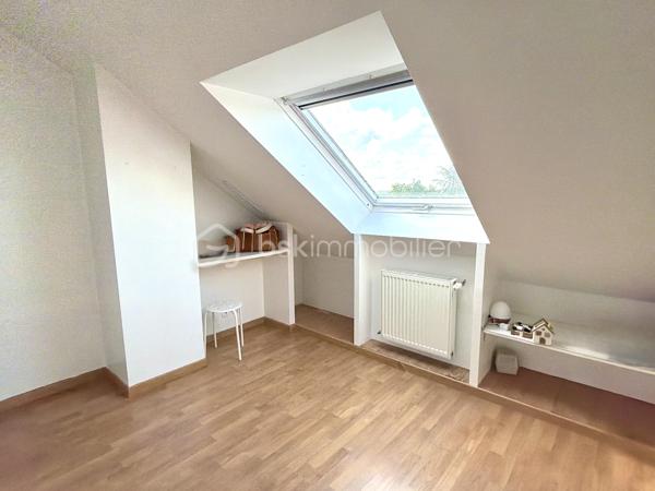 Vous recherchez une maison familiale de cinq chambres avec garage, à aménager selon vos goûts et à sublimer, proche du centre-ville? Cette maison située dans le quartier Sainte-Radegonde pourrait correspondre à votre recherche ! 
Au rez-de-chaussée : une cuisine aménagée et équipée d'un four, d'une hotte et d'une plaque de cuisson électrique, un salon/séjour donnant tous deux sur la terrasse, un grand dégagement desservant deux chambres, une salle de bains, un WC et un accès au cellier/buanderie et au garage. 
À l'étage : un palier avec rangements distribue trois grandes chambres ainsi qu'une salle d'eau avec WC. 
Huisseries double vitrage, chaudière gaz à condensation avec programmateur. 
Parcelle clôturée de 548 m2 avec possibilité de stationnement. Une visite s'impose... contactez-moi pour plus d'informations !