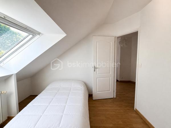 Vous recherchez une maison familiale de cinq chambres avec garage, à aménager selon vos goûts et à sublimer, proche du centre-ville? Cette maison située dans le quartier Sainte-Radegonde pourrait correspondre à votre recherche ! 
Au rez-de-chaussée : une cuisine aménagée et équipée d'un four, d'une hotte et d'une plaque de cuisson électrique, un salon/séjour donnant tous deux sur la terrasse, un grand dégagement desservant deux chambres, une salle de bains, un WC et un accès au cellier/buanderie et au garage. 
À l'étage : un palier avec rangements distribue trois grandes chambres ainsi qu'une salle d'eau avec WC. 
Huisseries double vitrage, chaudière gaz à condensation avec programmateur. 
Parcelle clôturée de 548 m2 avec possibilité de stationnement. Une visite s'impose... contactez-moi pour plus d'informations !