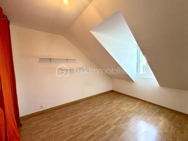 Vous recherchez une maison familiale de cinq chambres avec garage, à aménager selon vos goûts et à sublimer, proche du centre-ville? Cette maison située dans le quartier Sainte-Radegonde pourrait correspondre à votre recherche ! 
Au rez-de-chaussée : une cuisine aménagée et équipée d'un four, d'une hotte et d'une plaque de cuisson électrique, un salon/séjour donnant tous deux sur la terrasse, un grand dégagement desservant deux chambres, une salle de bains, un WC et un accès au cellier/buanderie et au garage. 
À l'étage : un palier avec rangements distribue trois grandes chambres ainsi qu'une salle d'eau avec WC. 
Huisseries double vitrage, chaudière gaz à condensation avec programmateur. 
Parcelle clôturée de 548 m2 avec possibilité de stationnement. Une visite s'impose... contactez-moi pour plus d'informations !
