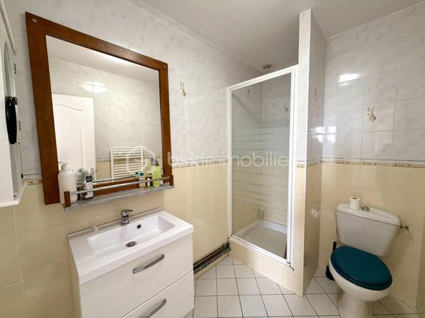 Vous recherchez une maison familiale de cinq chambres avec garage, à aménager selon vos goûts et à sublimer, proche du centre-ville? Cette maison située dans le quartier Sainte-Radegonde pourrait correspondre à votre recherche ! 
Au rez-de-chaussée : une cuisine aménagée et équipée d'un four, d'une hotte et d'une plaque de cuisson électrique, un salon/séjour donnant tous deux sur la terrasse, un grand dégagement desservant deux chambres, une salle de bains, un WC et un accès au cellier/buanderie et au garage. 
À l'étage : un palier avec rangements distribue trois grandes chambres ainsi qu'une salle d'eau avec WC. 
Huisseries double vitrage, chaudière gaz à condensation avec programmateur. 
Parcelle clôturée de 548 m2 avec possibilité de stationnement. Une visite s'impose... contactez-moi pour plus d'informations !