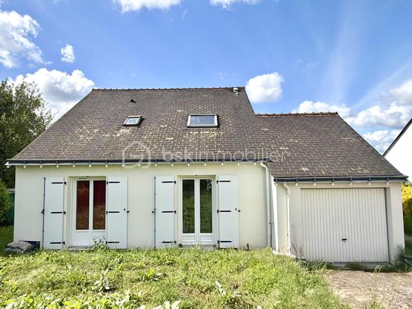 Vous recherchez une maison familiale de cinq chambres avec garage, à aménager selon vos goûts et à sublimer, proche du centre-ville? Cette maison située dans le quartier Sainte-Radegonde pourrait correspondre à votre recherche ! 
Au rez-de-chaussée : une cuisine aménagée et équipée d'un four, d'une hotte et d'une plaque de cuisson électrique, un salon/séjour donnant tous deux sur la terrasse, un grand dégagement desservant deux chambres, une salle de bains, un WC et un accès au cellier/buanderie et au garage. 
À l'étage : un palier avec rangements distribue trois grandes chambres ainsi qu'une salle d'eau avec WC. 
Huisseries double vitrage, chaudière gaz à condensation avec programmateur. 
Parcelle clôturée de 548 m2 avec possibilité de stationnement. Une visite s'impose... contactez-moi pour plus d'informations !
