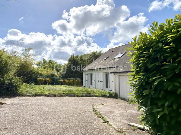 Vous recherchez une maison familiale de cinq chambres avec garage, à aménager selon vos goûts et à sublimer, proche du centre-ville? Cette maison située dans le quartier Sainte-Radegonde pourrait correspondre à votre recherche ! 
Au rez-de-chaussée : une cuisine aménagée et équipée d'un four, d'une hotte et d'une plaque de cuisson électrique, un salon/séjour donnant tous deux sur la terrasse, un grand dégagement desservant deux chambres, une salle de bains, un WC et un accès au cellier/buanderie et au garage. 
À l'étage : un palier avec rangements distribue trois grandes chambres ainsi qu'une salle d'eau avec WC. 
Huisseries double vitrage, chaudière gaz à condensation avec programmateur. 
Parcelle clôturée de 548 m2 avec possibilité de stationnement. Une visite s'impose... contactez-moi pour plus d'informations !