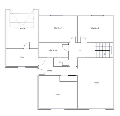 Vous recherchez une maison familiale de cinq chambres avec garage, à aménager selon vos goûts et à sublimer, proche du centre-ville? Cette maison située dans le quartier Sainte-Radegonde pourrait correspondre à votre recherche ! 
Au rez-de-chaussée : une cuisine aménagée et équipée d'un four, d'une hotte et d'une plaque de cuisson électrique, un salon/séjour donnant tous deux sur la terrasse, un grand dégagement desservant deux chambres, une salle de bains, un WC et un accès au cellier/buanderie et au garage. 
À l'étage : un palier avec rangements distribue trois grandes chambres ainsi qu'une salle d'eau avec WC. 
Huisseries double vitrage, chaudière gaz à condensation avec programmateur. 
Parcelle clôturée de 548 m2 avec possibilité de stationnement. Une visite s'impose... contactez-moi pour plus d'informations !