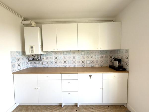 Vous recherchez une maison familiale de cinq chambres avec garage, à aménager selon vos goûts et à sublimer, proche du centre-ville? Cette maison située dans le quartier Sainte-Radegonde pourrait correspondre à votre recherche ! 
Au rez-de-chaussée : une cuisine aménagée et équipée d'un four, d'une hotte et d'une plaque de cuisson électrique, un salon/séjour donnant tous deux sur la terrasse, un grand dégagement desservant deux chambres, une salle de bains, un WC et un accès au cellier/buanderie et au garage. 
À l'étage : un palier avec rangements distribue trois grandes chambres ainsi qu'une salle d'eau avec WC. 
Huisseries double vitrage, chaudière gaz à condensation avec programmateur. 
Parcelle clôturée de 548 m2 avec possibilité de stationnement. Une visite s'impose... contactez-moi pour plus d'informations !