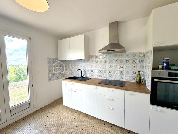 Vous recherchez une maison familiale de cinq chambres avec garage, à aménager selon vos goûts et à sublimer, proche du centre-ville? Cette maison située dans le quartier Sainte-Radegonde pourrait correspondre à votre recherche ! 
Au rez-de-chaussée : une cuisine aménagée et équipée d'un four, d'une hotte et d'une plaque de cuisson électrique, un salon/séjour donnant tous deux sur la terrasse, un grand dégagement desservant deux chambres, une salle de bains, un WC et un accès au cellier/buanderie et au garage. 
À l'étage : un palier avec rangements distribue trois grandes chambres ainsi qu'une salle d'eau avec WC. 
Huisseries double vitrage, chaudière gaz à condensation avec programmateur. 
Parcelle clôturée de 548 m2 avec possibilité de stationnement. Une visite s'impose... contactez-moi pour plus d'informations !