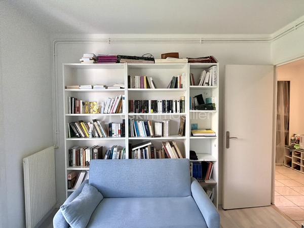 Vous recherchez une maison familiale de cinq chambres avec garage, à aménager selon vos goûts et à sublimer, proche du centre-ville? Cette maison située dans le quartier Sainte-Radegonde pourrait correspondre à votre recherche ! 
Au rez-de-chaussée : une cuisine aménagée et équipée d'un four, d'une hotte et d'une plaque de cuisson électrique, un salon/séjour donnant tous deux sur la terrasse, un grand dégagement desservant deux chambres, une salle de bains, un WC et un accès au cellier/buanderie et au garage. 
À l'étage : un palier avec rangements distribue trois grandes chambres ainsi qu'une salle d'eau avec WC. 
Huisseries double vitrage, chaudière gaz à condensation avec programmateur. 
Parcelle clôturée de 548 m2 avec possibilité de stationnement. Une visite s'impose... contactez-moi pour plus d'informations !