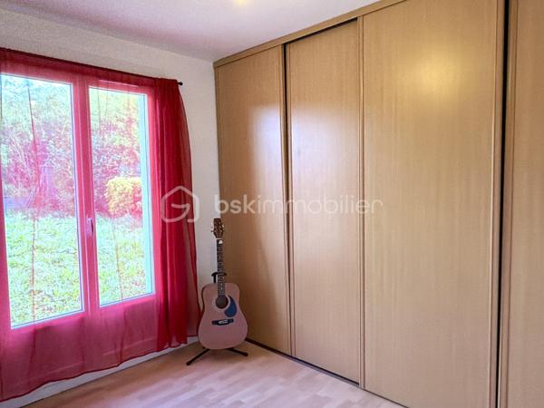 Vous recherchez une maison familiale de cinq chambres avec garage, à aménager selon vos goûts et à sublimer, proche du centre-ville? Cette maison située dans le quartier Sainte-Radegonde pourrait correspondre à votre recherche ! 
Au rez-de-chaussée : une cuisine aménagée et équipée d'un four, d'une hotte et d'une plaque de cuisson électrique, un salon/séjour donnant tous deux sur la terrasse, un grand dégagement desservant deux chambres, une salle de bains, un WC et un accès au cellier/buanderie et au garage. 
À l'étage : un palier avec rangements distribue trois grandes chambres ainsi qu'une salle d'eau avec WC. 
Huisseries double vitrage, chaudière gaz à condensation avec programmateur. 
Parcelle clôturée de 548 m2 avec possibilité de stationnement. Une visite s'impose... contactez-moi pour plus d'informations !